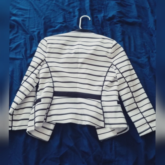 Chic Blazer - Picture 2 of 2